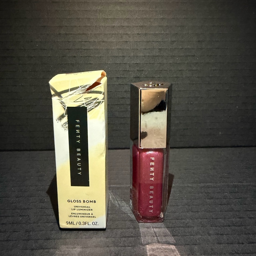 Fenty Beauty Gloss Bomb Universal Lip Luminizer -in FUCHSIA FLEX